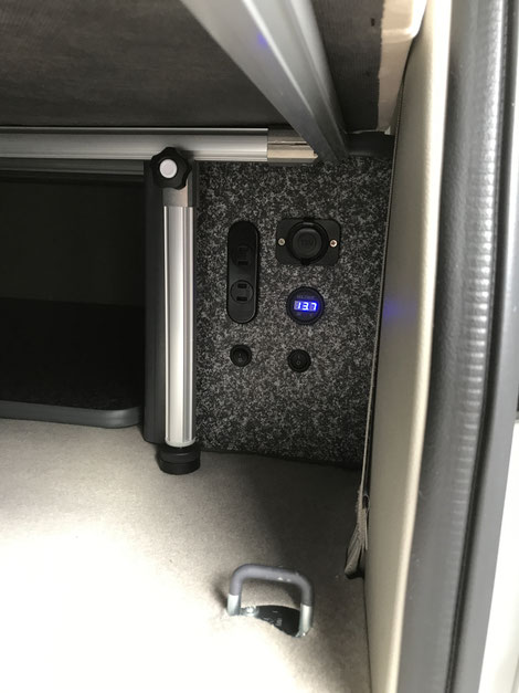軽キャンパーのサブバッテリー。電装パネル100Ｖコンセント