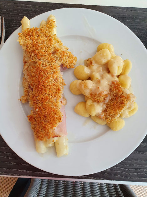 Gratinierter Spargel auf dem Teller mit Gnocchi als Beilage