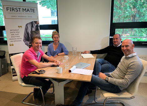 Een aantal collega's van het First Mate hotelteam in overleg over de herpositionering van een boutique hotel in Amsterdam. bron: Michiel van Noort, First Mate Consultancy & Concepts