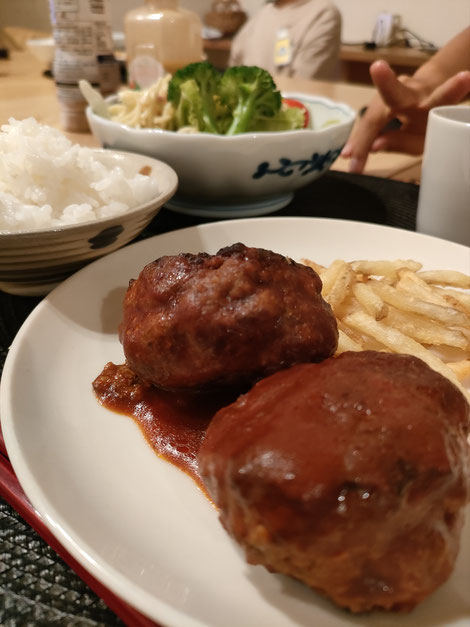 新米を煮込みハンバーグで頂きました。食欲止まらない季節が始まった~