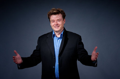 Wenn Sie einen Zauberer suchen, der Leidenschaft, Erfahrung und erstklassige Shows vereint, dann bin ich Ihr Zauberer des Vertrauens. In all meinen Auftritten lege ich großen Wert darauf, als Zauberer authentisch, nahbar und professionell aufzutreten. 
