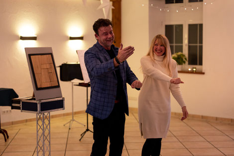 Als Zauberer in Nordrhein Westfalen lege ich großen Wert darauf, Hochzeiten mit einer einzigartigen Magic Comedy Show aufzuwerten. In Gelsenkirchen bin ich dafür bekannt, Gäste mit überraschenden Effekten und einer Prise Comedy zu begeistern.