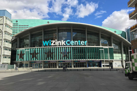 Die Basketball Arena WiZink Center von außen.