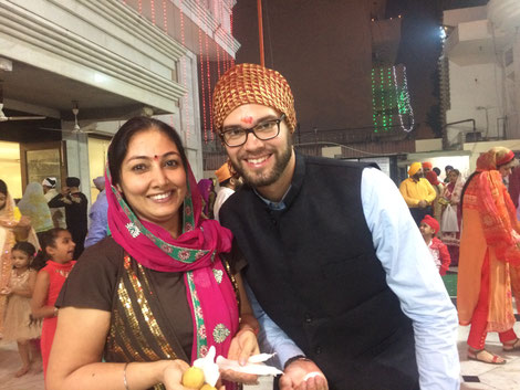DIWALI Feierlichkeiten vor dem Sikh-Tempel gemeinsam mit Punita Kapoor - der Deutschlehrerin der Springdales School, Pusa Road
