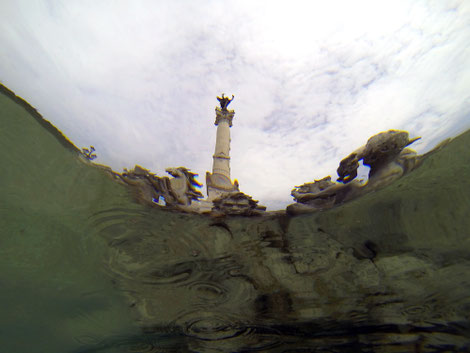 La ville de Bordeaux et sa célèbre fontaine des Girondins devient une "eau" de jeux pour l'artiste bordelais Laurent Valera 
