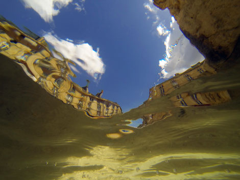 La caméra sous-marine de l'artiste Laurent Valera s'invite dans la fontaine de la place du Parlement à Bordeaux
