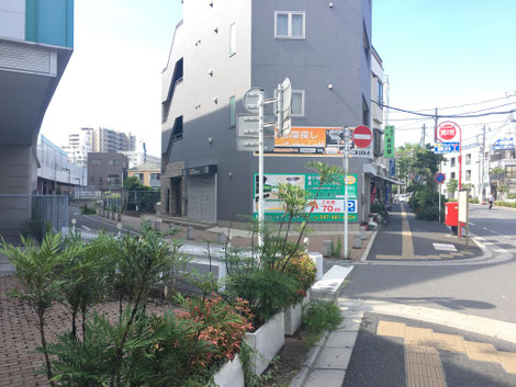 通りに出たら、すぐにぐるっと左に回ります。線路沿いの道に入ってください。