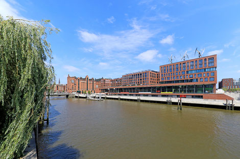 Luxusimmobilien in Hamburg - Traumwohnung direkt am historischenHafenmit Blick auf die Elbphilharmonie, HCH Der HafenCity-Makler GmbH