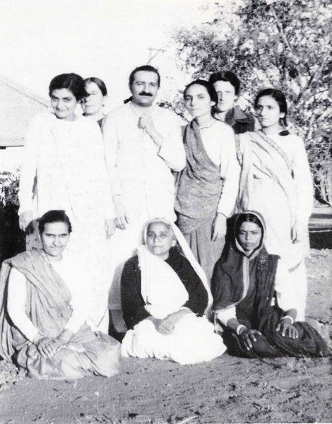 ( L-R ) Standing : Freiny Irani, Kitty Davy, Baba, Mehera Irani, Rano Gayley & Khorshed Irani. Seated : Naja & Soonamasi Irani & Valu.
