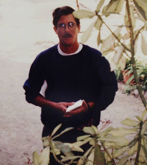 Peter Booth at Meherabad-1994. Courtesy of Jeff Craddock. ( cropped image )