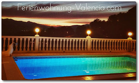 Pool der Ferienwohnung Valencia mit Blick auf den Sonnenuntergang