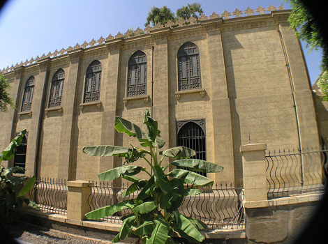 La synagogue Ben Ezra célèbre pour sa guéniza dans laquelle on a retrouvé les palimpsestes de la traduction d’Aquila : AqBurkitt contenant un passage des Rois et AqTaylor contenant un passage des Psaumes. Les deux contiennent le Tétragramme du Nom divin.