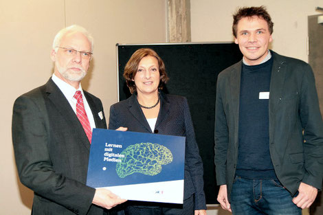  von links: Schulleiter Herr Eckert, Bildungsministerin Frau Ernst, Timo Räker
