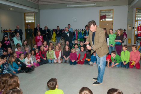 Ja. Für Kinder in Taunusstein setze ich angepasstes Material ein – sichere Unterhaltung inklusive.