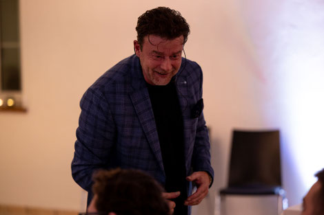 In Leipzig kombiniere ich Mentalmagie oft mit Tischzauberei: Vor den Augen Ihrer Gäste entstehen Prognosen, Vorhersagen und unerklärliche Treffer. Diese Form der Mentalmagie passt wunderbar ins Business-Event und in die Show am Abend.