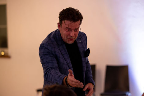 Illusionskunst lebt von Nähe, Timing und guter Vorbereitung. Als Zauberer in Bruchsal biete ich Ihnen genau das – mit Herz, Humor und Struktur. Ich freue mich auf Ihre Anfrage!