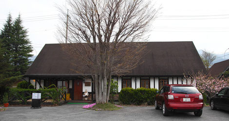 　シェ岩波さん　（この写真は近くに移転する前のお店です）　　長野県茅野市中沖３－１　☎０２６６－８２－１７５５