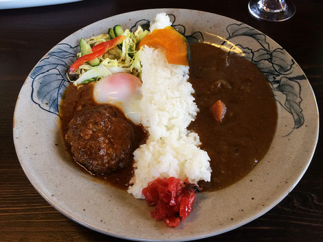 半ハンカレー　ルーにこくわペーストが入っている。ハンバーグと温泉卵つき