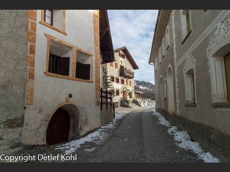 schönstes Dorf der Schweiz, altes Dorf, schiefe Häuser, dicke Wände, Holz Fensterladen, Winter, Kälte, Frost, Eis, Tradition, Engadin