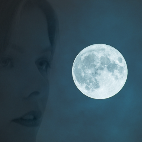 Die Bildcollage zeigt auf der rechten Seite einen Nachthimmel mit strahlendem Vollmond. Links ist mein Gesicht zu sehen und es sieht so aus, als ob ich sanft den Mond betrachte.