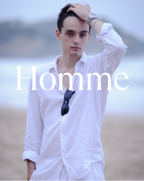  Portrait Homme sur la plage de biarritz mettant la main dans ses cheveux lumière naturelle