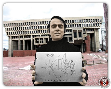 Carl Edward Sagan con  una copia della targa applicata sulla sonda Pioneer 10 di fronte al municipio di Boston USA - Version colour by Silverland