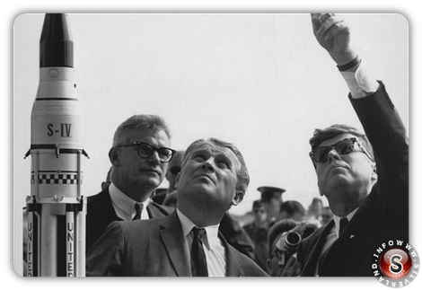 Wernher von Braun spiega il sistema di lancio Saturno al presidente John F. Kennedy a Cape Canaveral, Florida 16/11/1963.