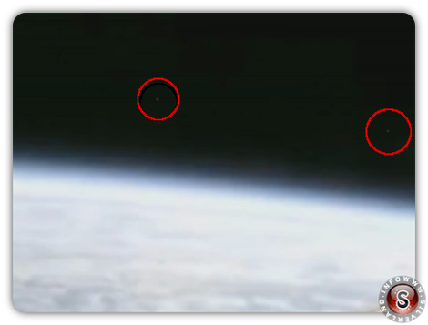 Oggetti volanti non identificati che escono dall'atmosfera terrestre