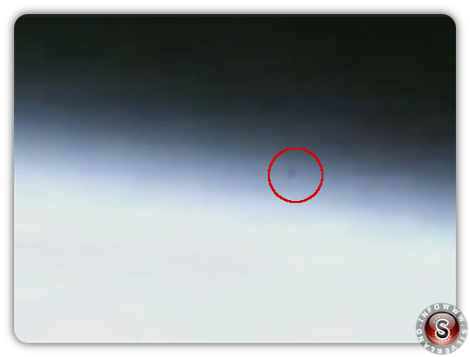 Oggetto volante non identificato che esce dall'atmosfera terrestre