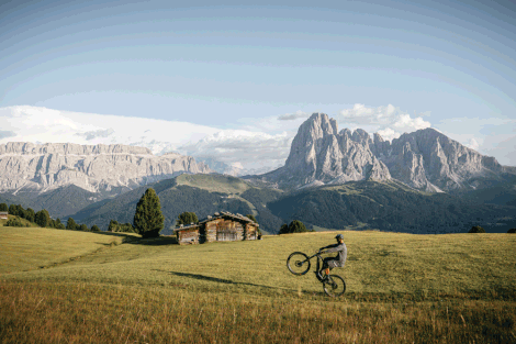 Stimmungsvolles Bild des ERZBERG CC e-MTBs in einer bergigen Landschaft