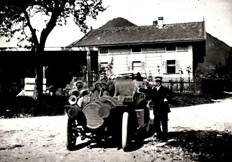 Rudolf Diesel mit seinem 1906 neu angeschafften NAG-Automobil; am Steuer Chauffeur Toni Buchbinder; R. Diesel hat das Fahren seiner Limousine schnell wieder aufgegeben.