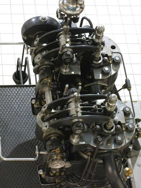 Grazer 80 PS-Zweizylindermotor, Baujahr 1915,  Blick von oben auf den Motor 