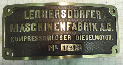Historischer 250 PS-Dieselmotor der Leobersdorfer Maschinenfabrik, LMF, Typschild 