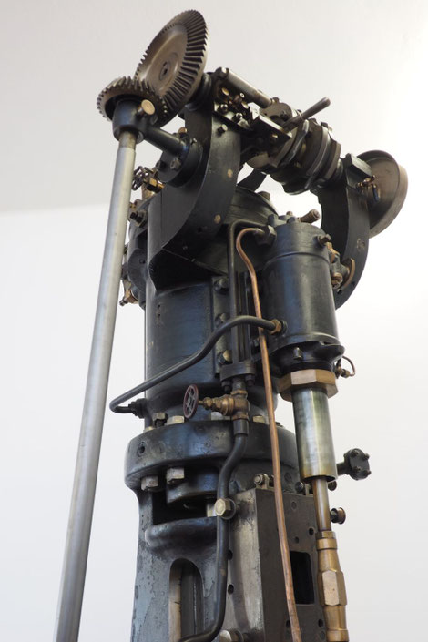 Vom Versuchs-Dieselmotor 22/40 angetriebene, fest angebaute Luftpumpe zur Einblasung des Kraftstoffes.