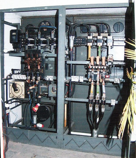 historischer LMF-3-Zylinder-Dieselmotor, geöffneter Generatorschrank