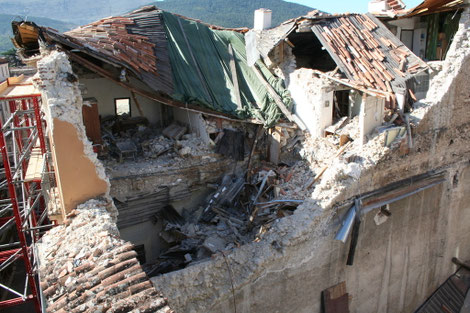 Puntellamento parziale di edificio residenziale nel centro storico di L'Aquila (Via Cascina)