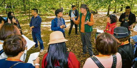 Martin Klitsch, Pädagogischer Leiter des Waldkindergartens, erklärt der chinesischen Delegation das Konzept der Kita. Quelle: Foto: Felix König