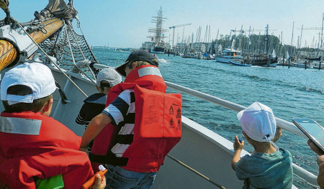 Die Waldmäuse auf der „Johanne“ bestaunen die vielen Boote in Travemünde. (JM)