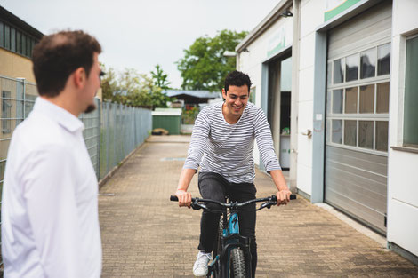 Ein Kunde macht eine Probefahrt auf einem Specialized e-Mountainbike