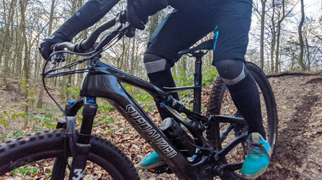 Testfahrer Jan auf dem Specialized Levo SL e-Mountainbike