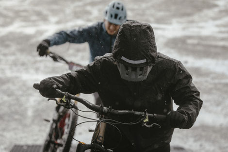 Zwei Personen schieben ein e-Bike