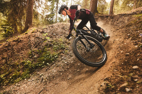 Frauenspezifische e-MTBs der Marke Liv