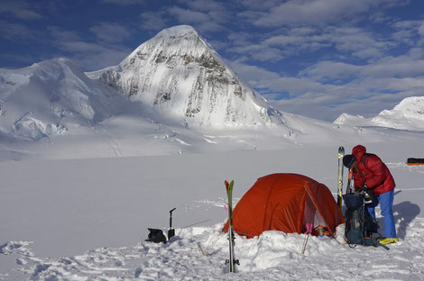 Lagerplatz auf dem Breguet Gletscher mit Mt. Cornu im Hintergrund © Nancy Hansen