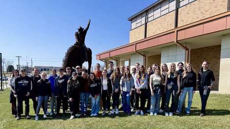 Teilnehmerinnen und Teilnehmer des Schüleraustauschs vor der Abilene Highschool in Kansas