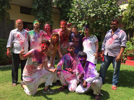 Ein Teil unserer Holi Gruppe mit Manager und Koch. In der Mitte Simon.