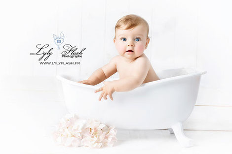 Une magnifique photo de bébé dans sa baignoire blanche réalisée par notre photographe lyly flash dans le studio photo près de Brignoles dans le var