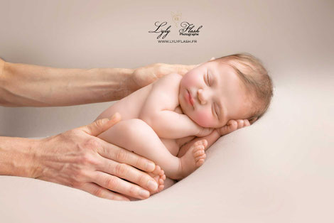 photo sécurité naissnce les mains des parents reste sur le bébé