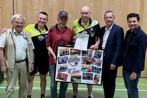 Tomas Janci (3.v.r.) durfte sich über viele Geschenke zu seinem Abschied aus Sierndorf freuen. Zu den Gratulanten zählten Vizebürgermeister Marcus Dostal, Bürgermeister Ernst Kreuzinger, Obmann Stv. Helmut Faltinger, Obmann Albert Wilder u. Reinhard Graf.