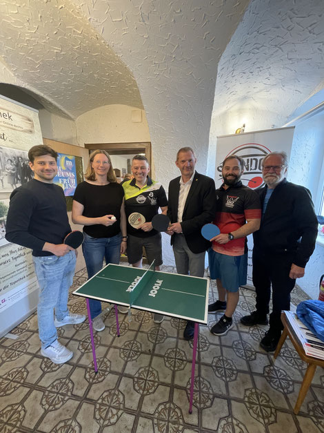 Vizebürgermeister Marcus Dostal, Damen-Liga-Siegerin Martina Wilder, Albert Wilder, Bürgermeister Ernst Kreuzinger, Michael Kufmüller und Walter Benes am Infostand des TTV Sierndorf.