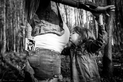 Kind küsst Babybauch